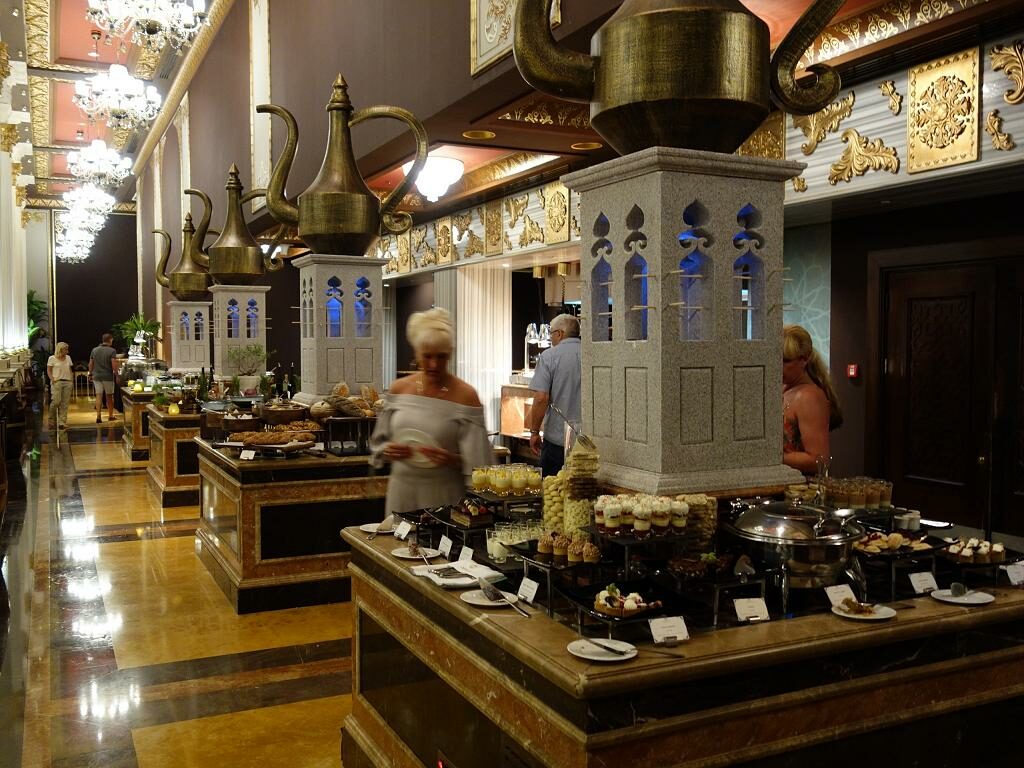 Buffet im Jumeirah Zabeel Saray Hotel in Dubai