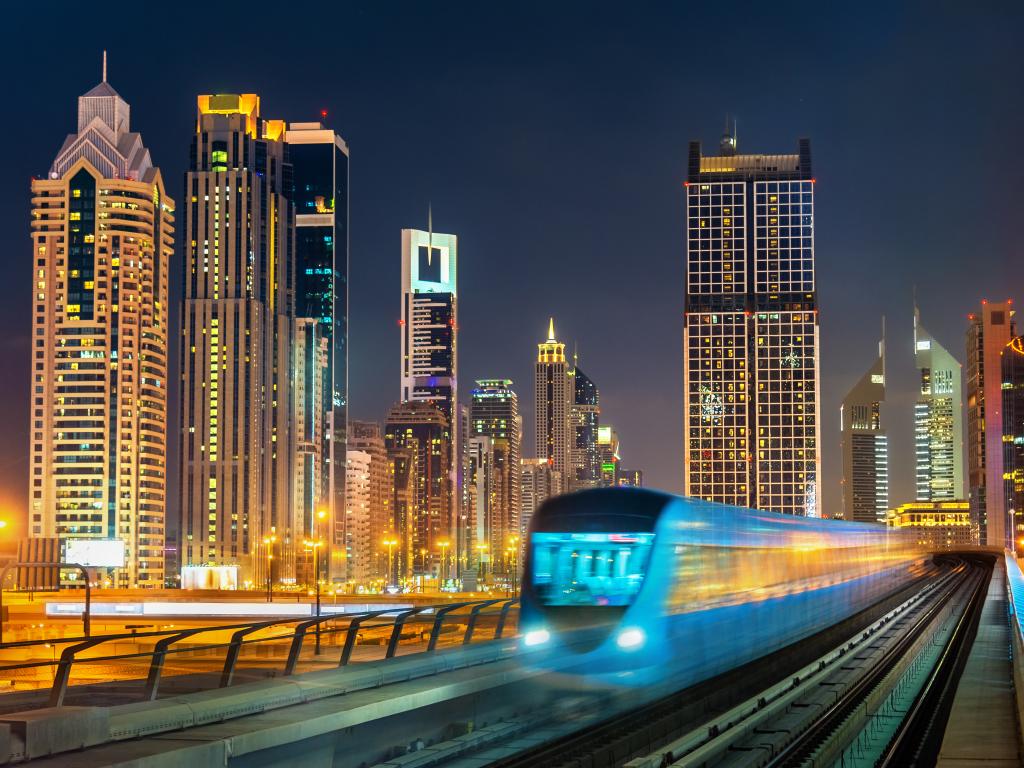 Dubai Metro Zug am Abend