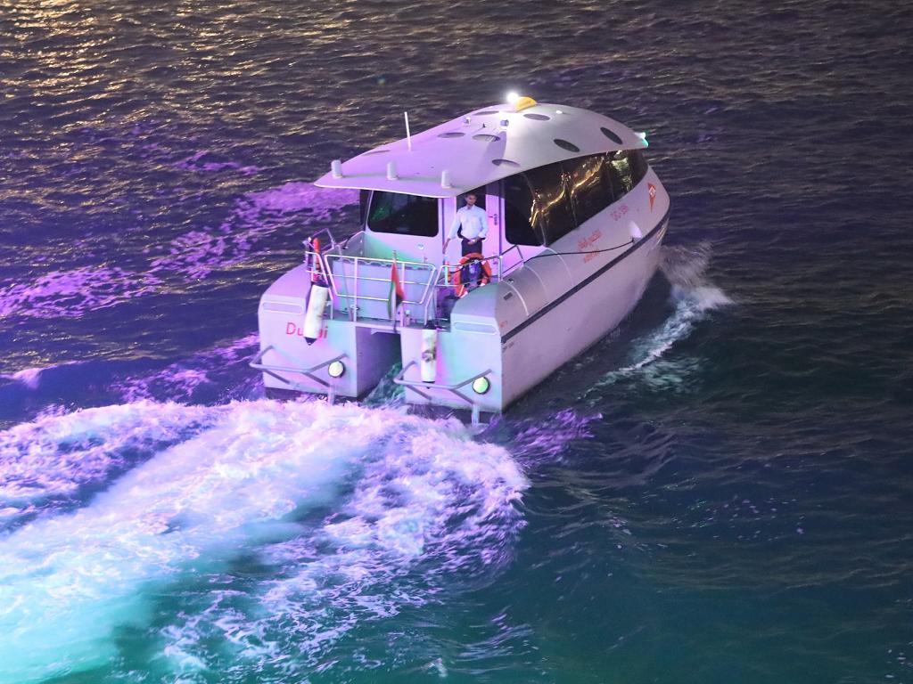 Dubai Water Taxi bei Nacht