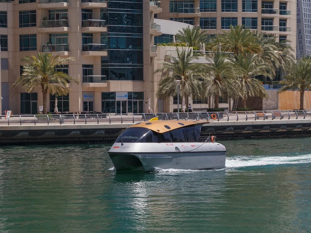 Ein Dubai Water Taxi in der Marina
