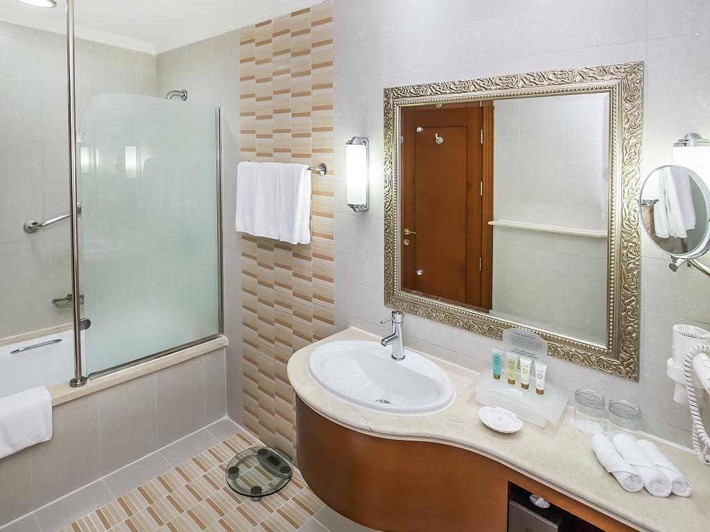 © Holiday Inn Bur Dubai | Badezimmer