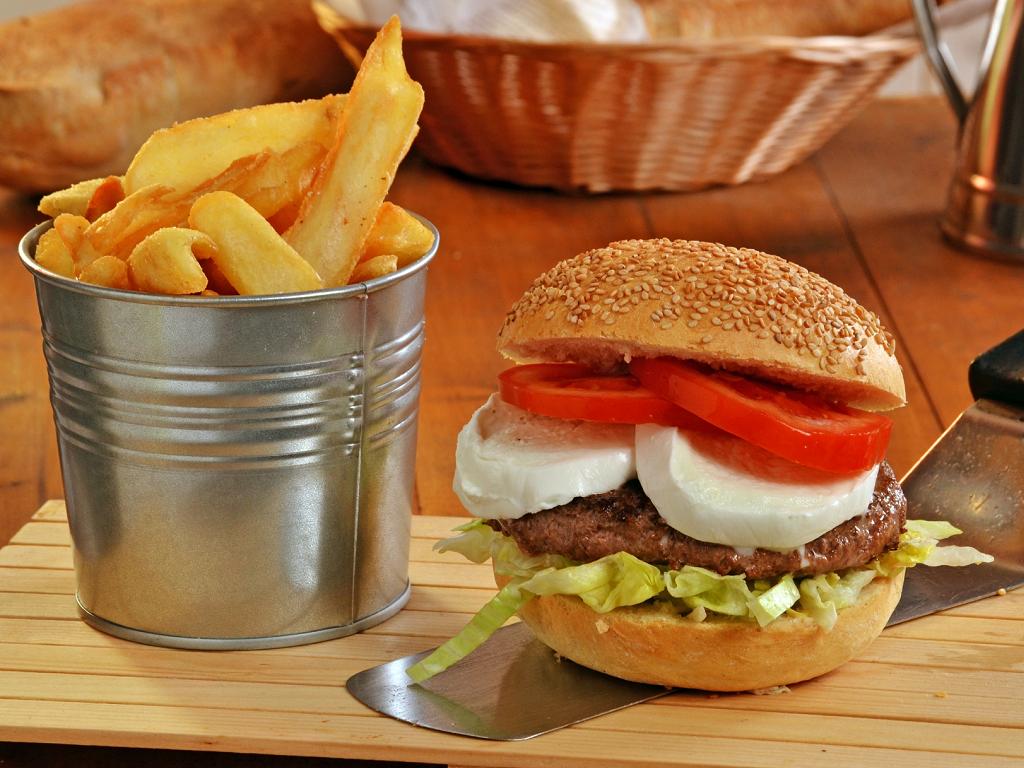 Burger mit Pommes