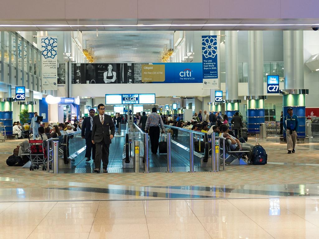 Passagiere im Dubai Airport Terminal 1
