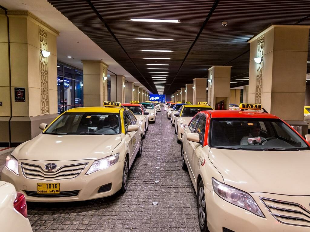 ein-dubai-taxi-vor-einer-mall Ein Dubai Taxi vor einer Mall