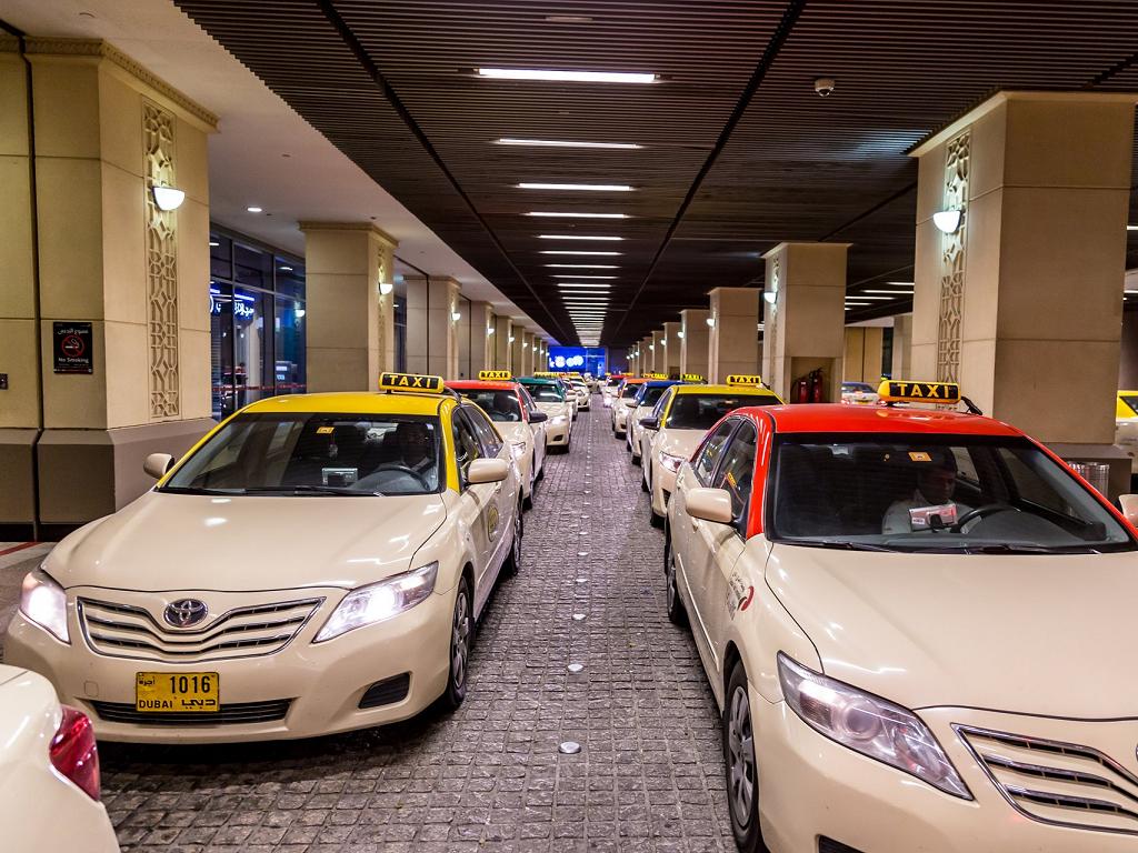 Ein Dubai Taxi vor einer Mall