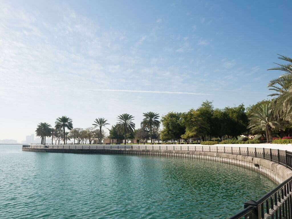 Der Al Mamzar Park in Dubai mit Palmen