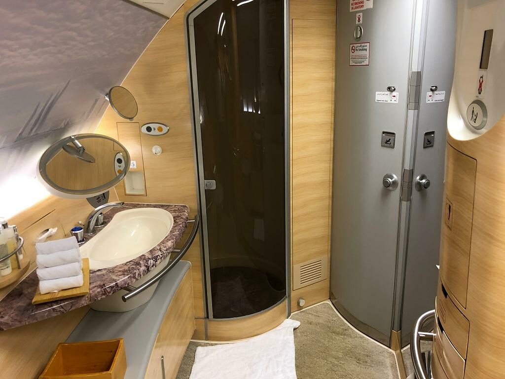 Emirates A380 Dusche & Shower