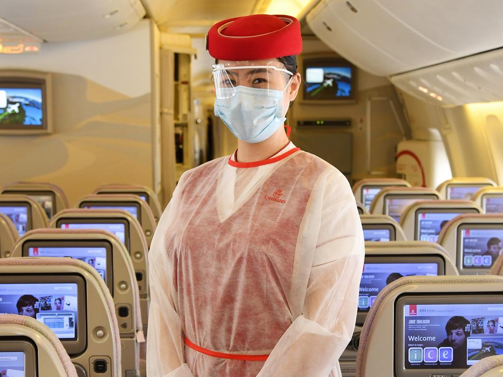 © Emirates | Emirates Flugbegleiter mit Schutzausrüstung
