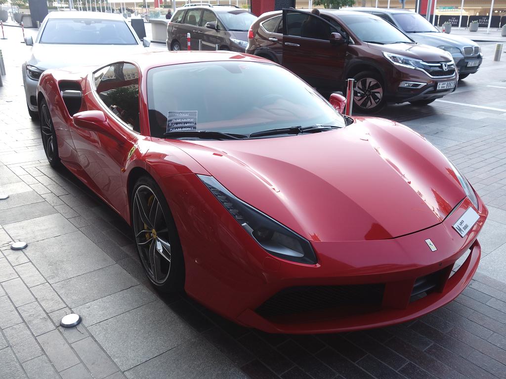 Ferrari vor der Dubai Mall