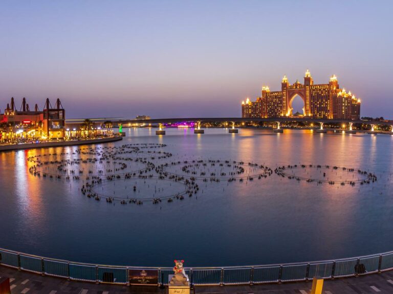 The Palm Fountain in Dubai mit Informationen zum Besuch für Touristen