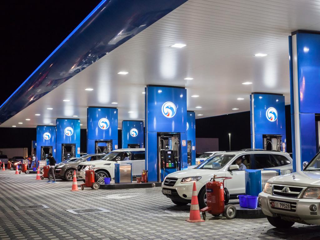 Eine Tankstelle in Dubai