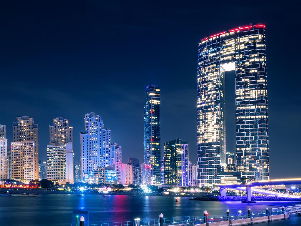 Das Hotel am Abend ist beleuchtet