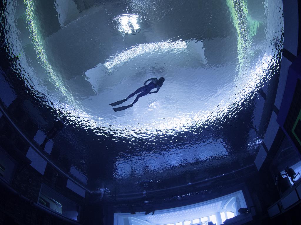 Ein Taucher im Pool | © Deep Dive Dubai