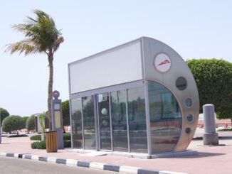 Eine Bushaltestelle in Dubai