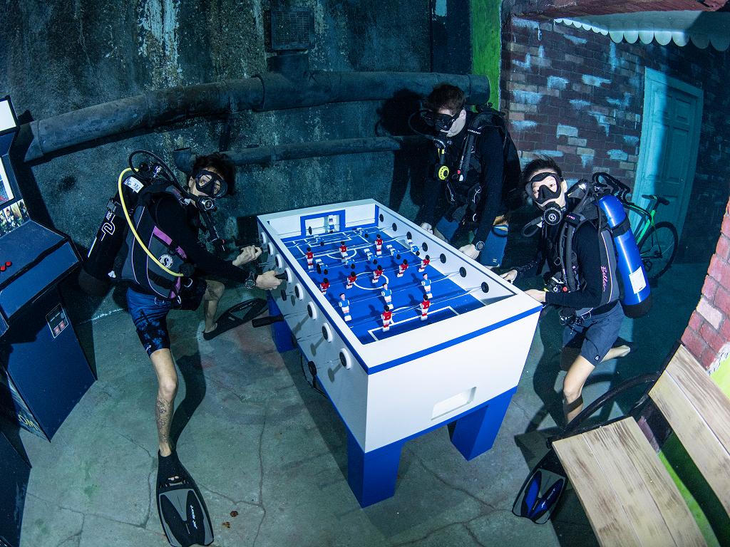 Tischfussball unter Wasser | © Deep Dive Dubai
