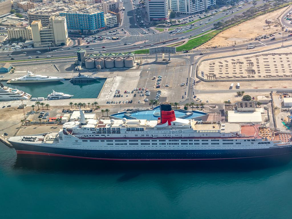 Das Schiff im Hafen von Dubai