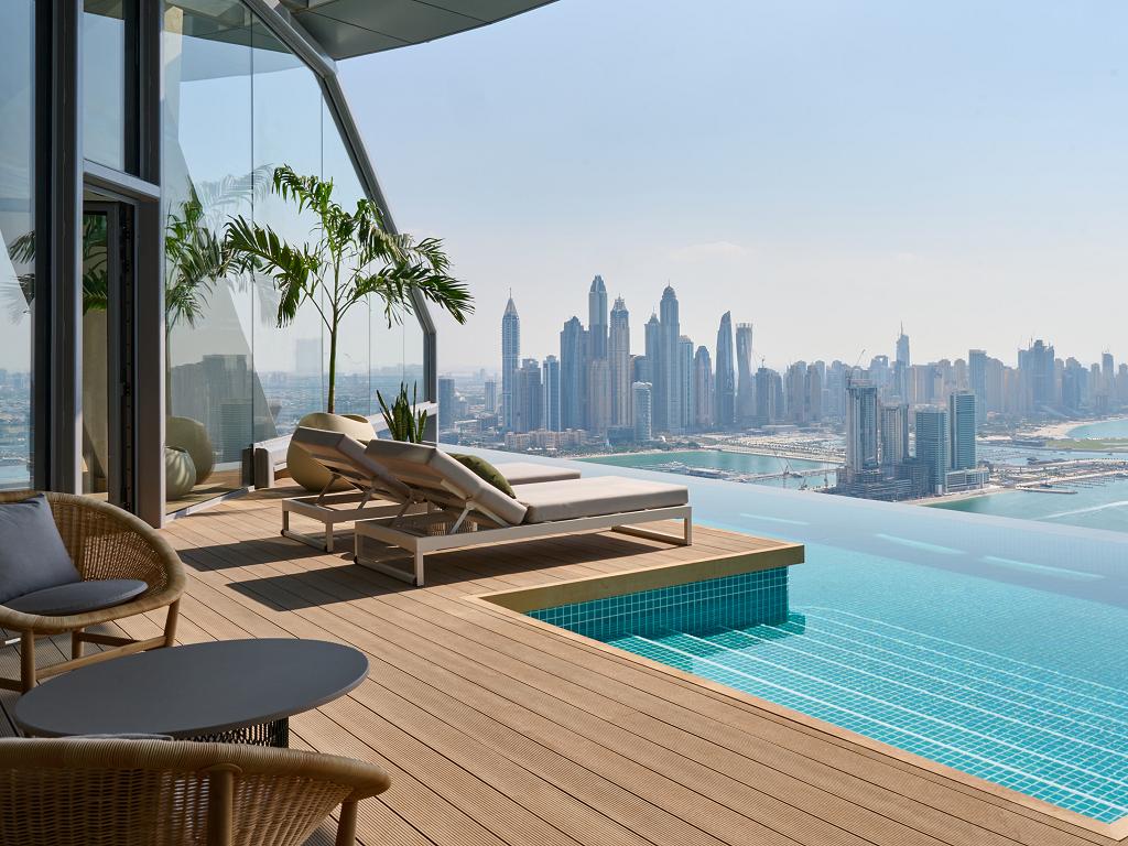 Pool mit Ausblick zur Dubai Marina | © Aura Sky Pool