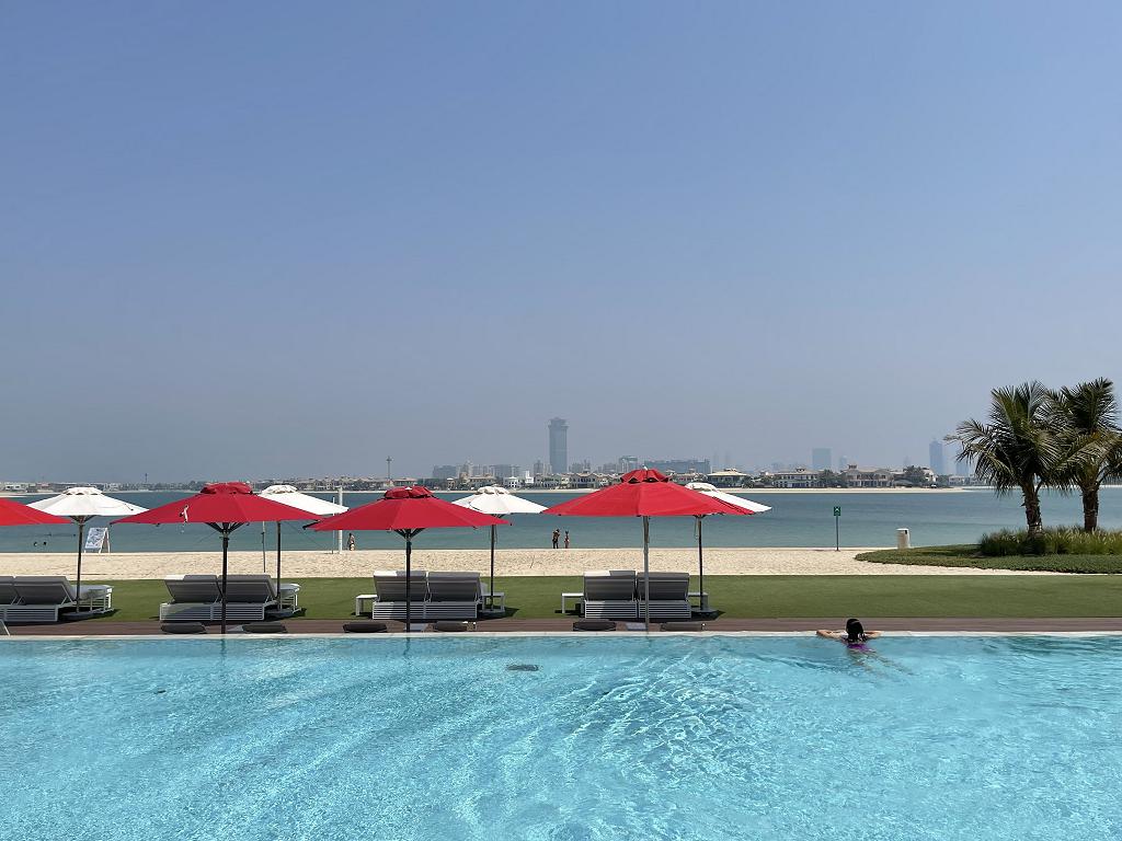 Es gibt einen schönen Pool und Strand
