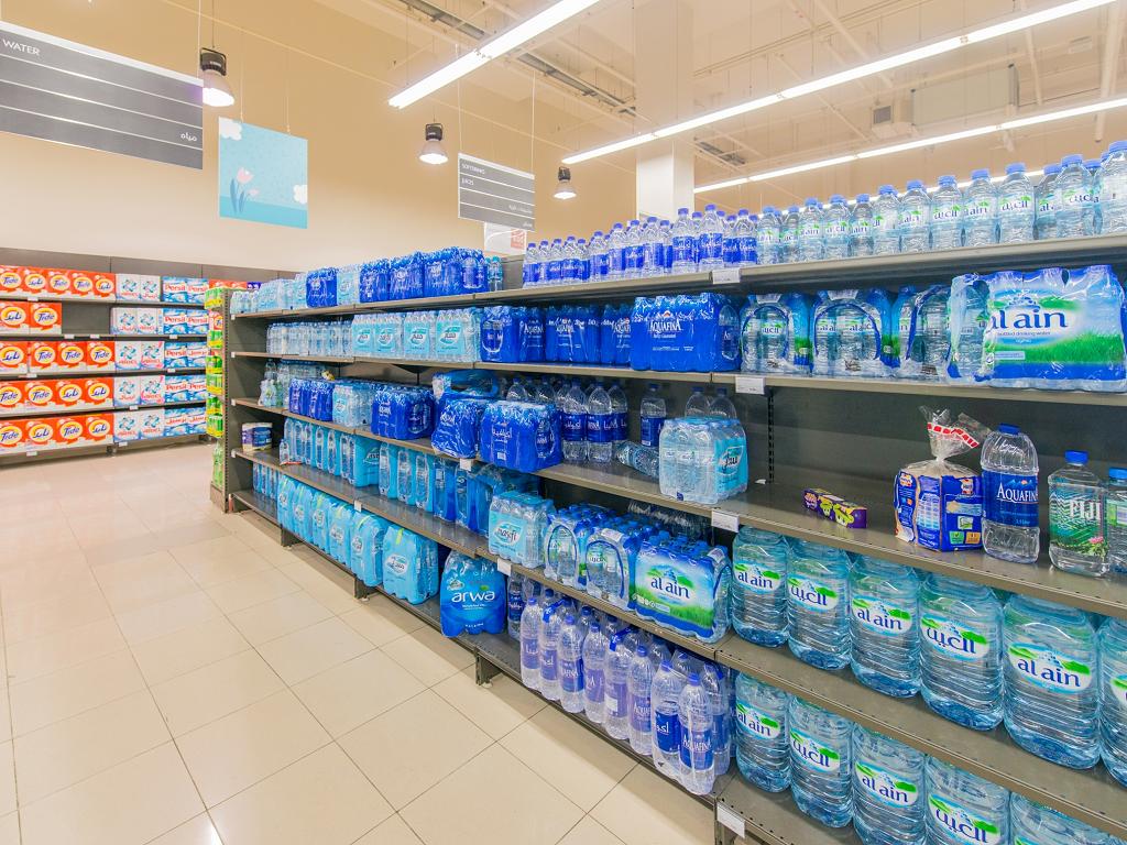 Wasserflaschen im Supermarkt